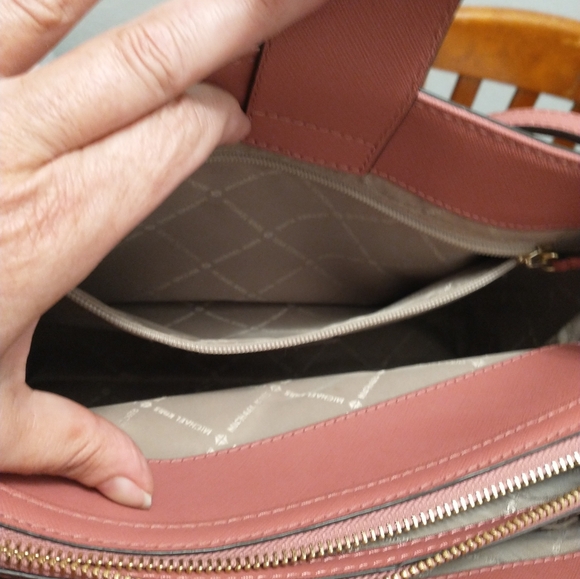 MK Satchel and matching wristlet - Picture 4 of 6